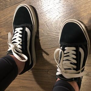 old skool black vans !!